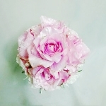 ピンクと白薔薇のラウンドブーケ