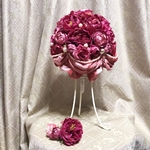 濃いピンクの薔薇のラウンドブーケ