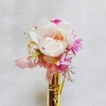 ピンクの薔薇のコサージュ